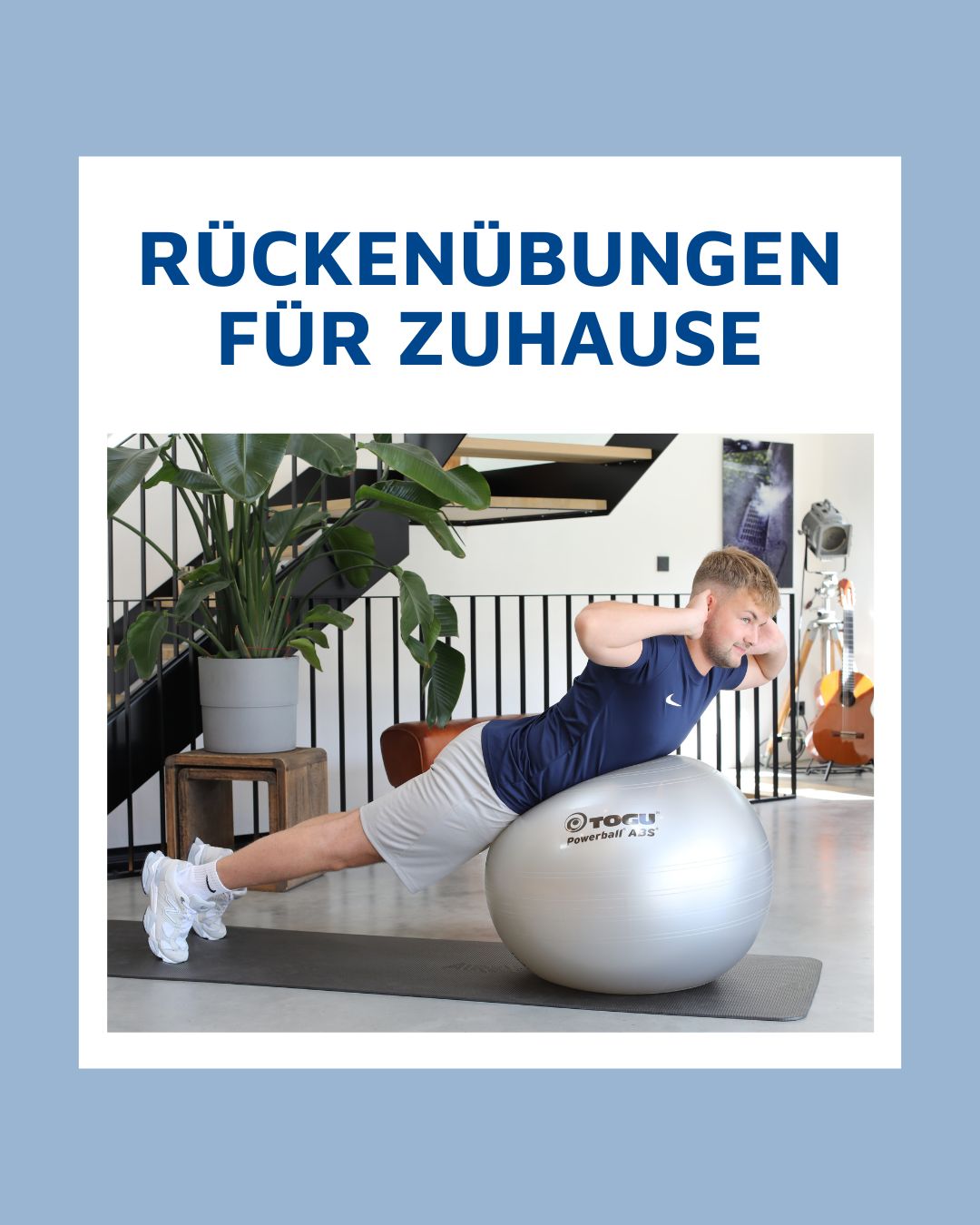 Grafik mit Schriftzug Rückenübungen für Zuhause und Mann bei einer Übung auf einem Gymnastikball im Wohnraum.